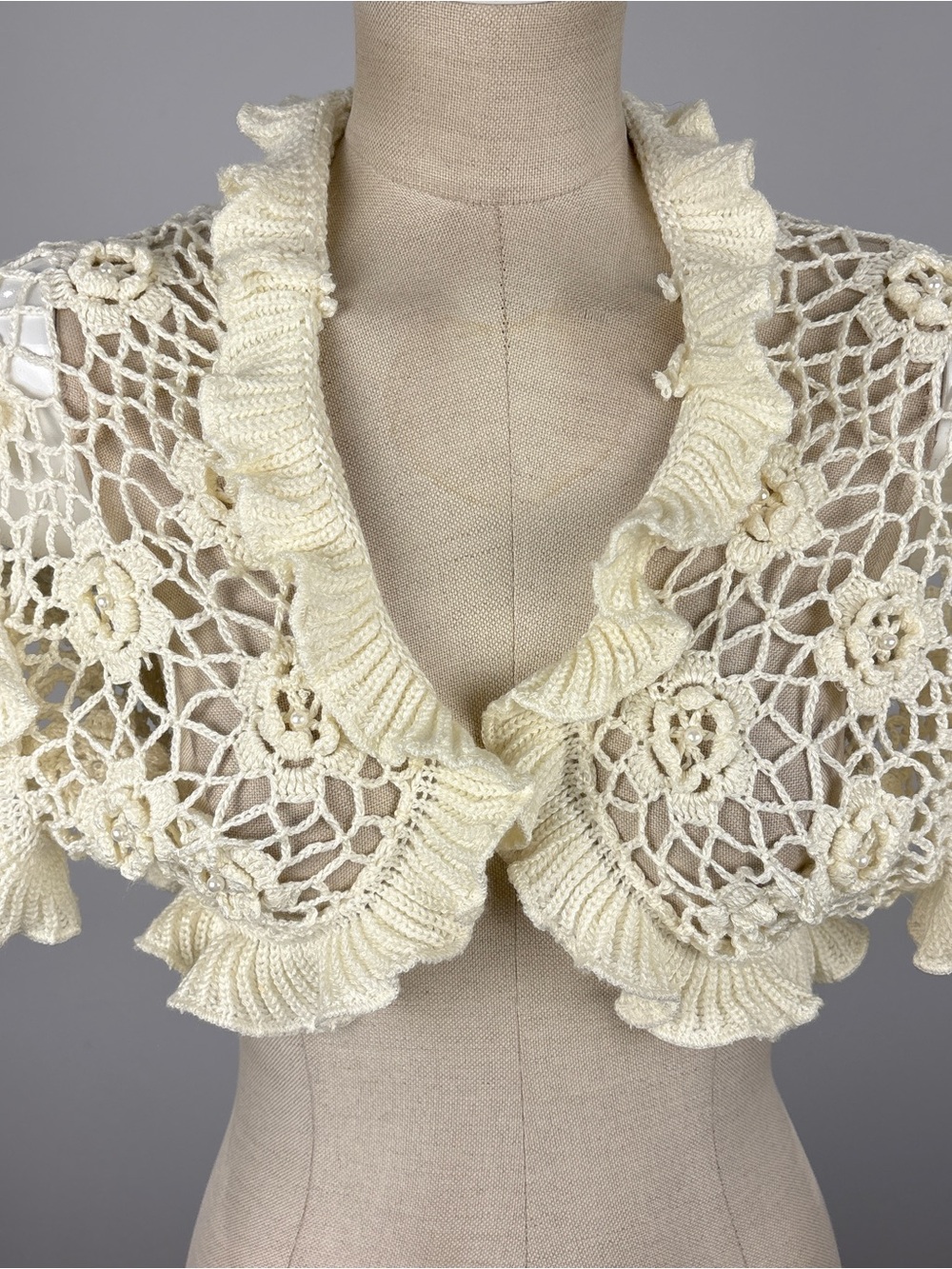 Vintage Crochet Lace Shrug Bolero Cream Knit Ruffle Coquette Bridal Capelet M